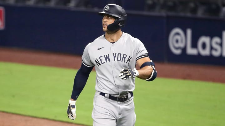 Giancarlo Stanton tiene tres cuadrangulares en los dos primeros juegos de la serie entre los Yankees y los Rays