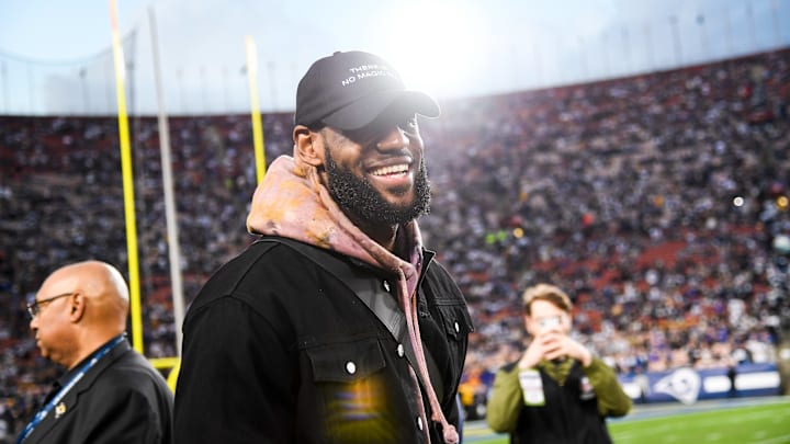 LeBron James en un juego de playoffs entre Dallas Cowboys y Los Angeles Rams
