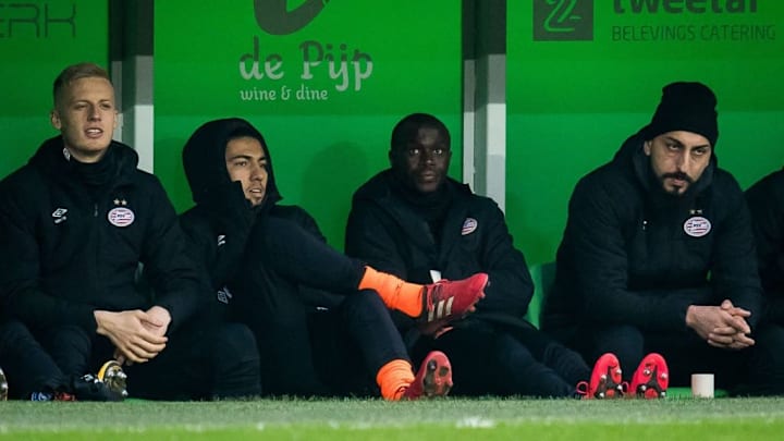 Erick Gutiérrez en el banquillo en un partido del PSV.