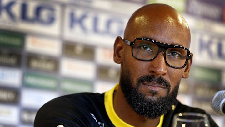 Nicolas Anelka arrive chez RMC Sport. Nicolas Anelka arrive chez RMC Sport.