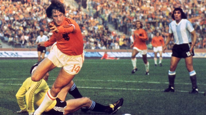Dutch midfielder Johann Cruyff dribbles