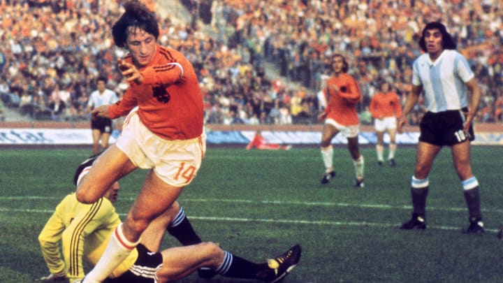 Dutch midfielder Johann Cruyff dribbles