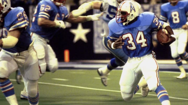 Earl Campbell runs to the left
