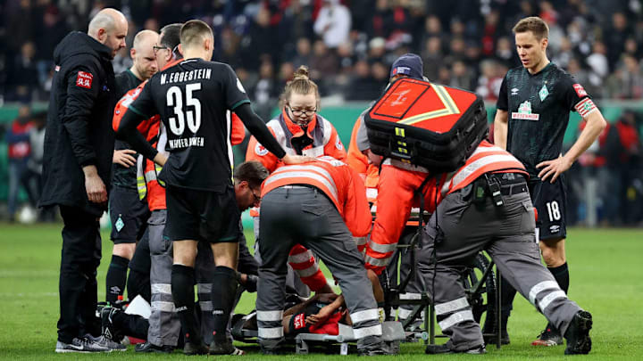 Ömer Toprak umringt von Ärzten - kein seltenes Bild in Bremen