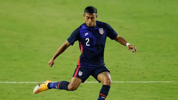 Julian Araujo con la selección estadounidense