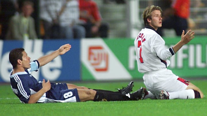Beckham se prepara para ver la roja tras su choque con Simeone