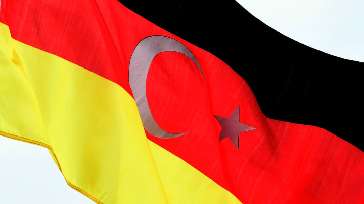 Almanya'nın bayrağı üzerinde yer alan kırmızı rengin üzerine işlenmiş Türk bayrağı.
