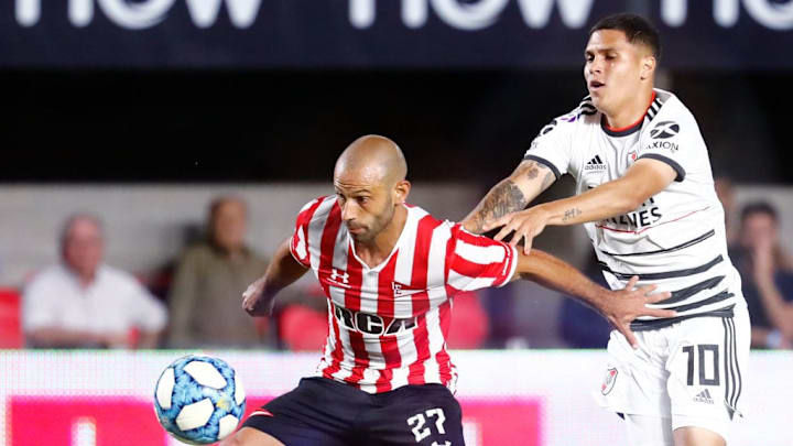 Mascherano enfrentando a River. Seguirá jugando pese al parate por el coronavirus