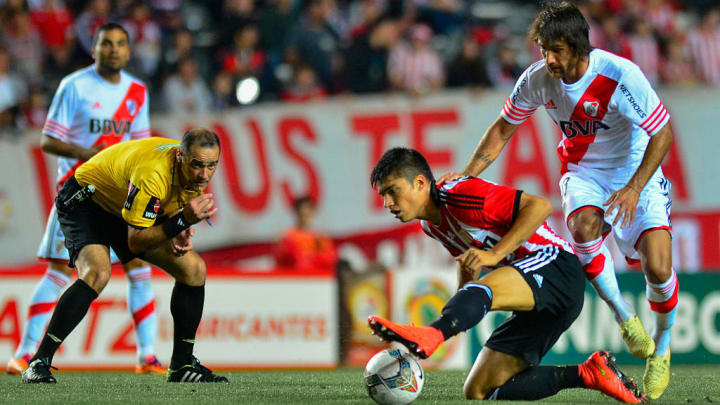 Estudiantes v River Plate - Joaquín Correa defiende la pelota ante Leonardo Ponzio.