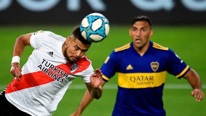 FBL-ARGENTINA-BOCA-RIVER - Paulo Díaz rechaza mientras Ábila espera expectante un rebote. FBL-ARGENTINA-BOCA-RIVER - Paulo Díaz rechaza mientras Ábila espera expectante un rebote.