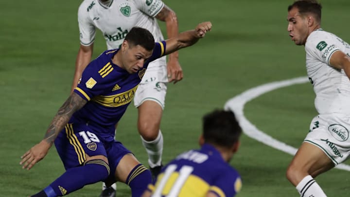 FBL-ARGENTINA-BOCA-SARMIENTO - Mauro Zárate intenta encarar.