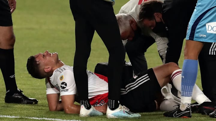 Rafael Santos Borré se retiró del campo de juego por una lesión.