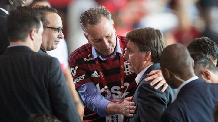 Aproximação da diretoria do Flamengo com nomes ligados a Bolsonaro é alvo de mais uma polêmica entre torcedores.