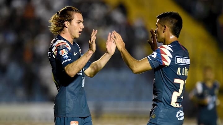Sebastian Córdova festeja un gol ante el Comunicaciones.