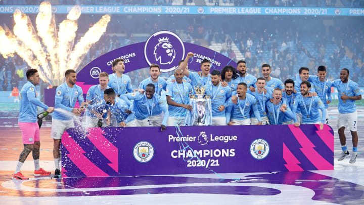 Manchester City bekommt den Pokal zum Gewinn der Premier League. Manchester City bekommt den Pokal zum Gewinn der Premier League.