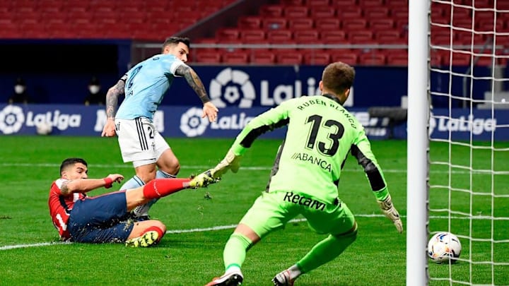 Luis Suárez (li, am Boden) trifft zur Zeit wie er will. Gestern gegen Celta zweimal (hier zum 1:1-Ausgleich kurz vor der Halbzeit)