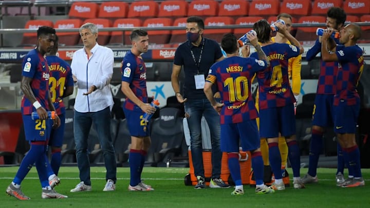 Los jugadores del FC Barcelona durante la pausa de hidratación