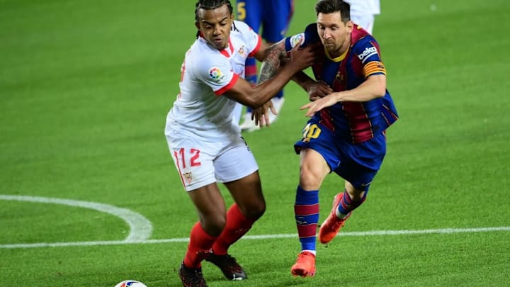 Messi intenta regatear a Koundé