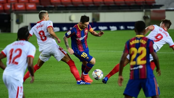Lionel Messi kala melawan pemain-pemain Sevilla