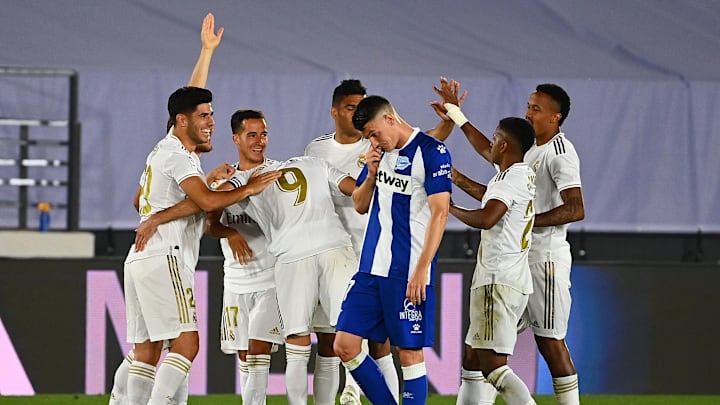 El Real Madrid celebrando ante el Alavés El Real Madrid celebrando ante el Alavés