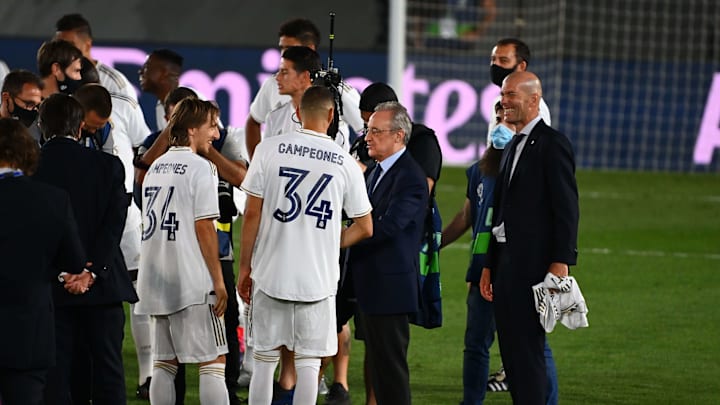 Florentino Perez félicitant Karim Benzema après avoir remporté la Liga. Florentino Perez félicitant Karim Benzema après avoir remporté la Liga.