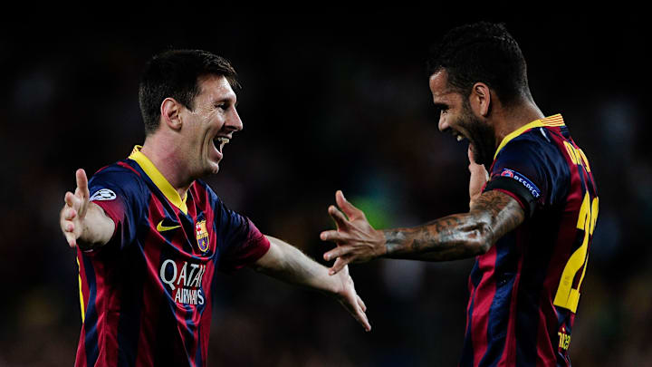 Grandes socios: Messi y Alves.