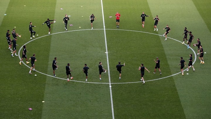 Skuat Bayern Munchen tengah melakukan sesi latihan di Estadio da Luz, Portugal