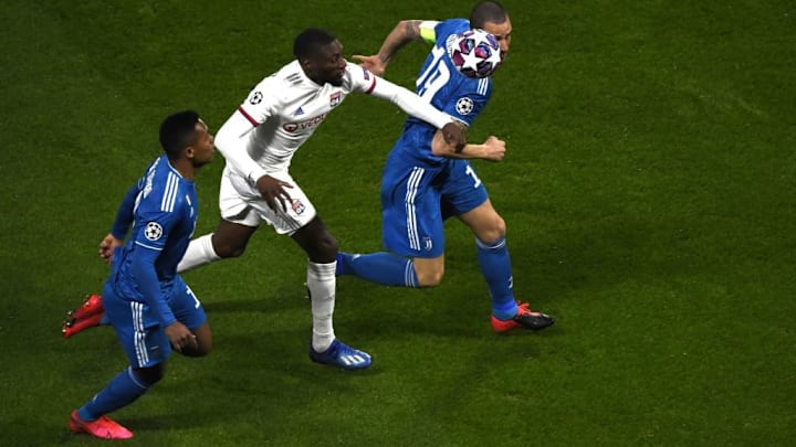 Leonardo Bonucci et Alex Sandro face à Karl Toko-Ekambi 