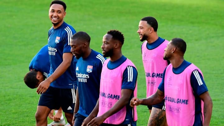 Para pemain Lyon menjalani latihan jelang laga kontra Juventus