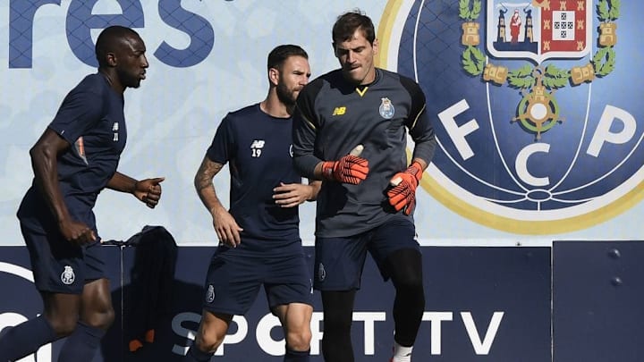 Miguel Layún entrenando a lado de Iker Casillas y compañía. 