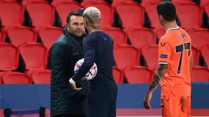 Okan Buruk, Neymar ile konuşuyor. Okan Buruk, Neymar ile konuşuyor.