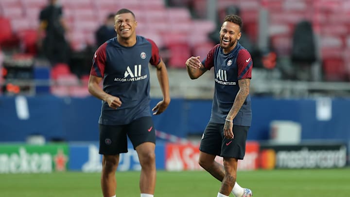 Mbappé a assisté au bizutage de son coéquipier Edouard Michut à l'issue de ses premières minutes avec le PSG. Mbappé a assisté au bizutage de son coéquipier Edouard Michut à l'issue de ses premières minutes avec le PSG.