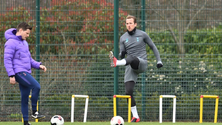 Harry Kane (tengah) / Tottenham Hotspur) Harry Kane (tengah) / Tottenham Hotspur)