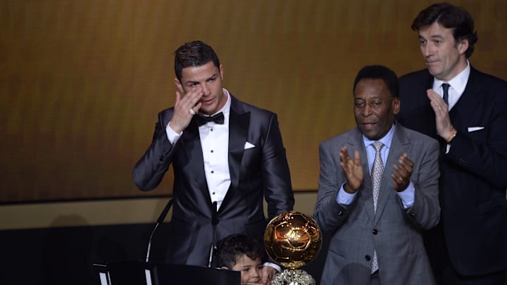 En 2013, Pelé remettait le Ballon d'Or à Cristiano Ronaldo. En 2013, Pelé remettait le Ballon d'Or à Cristiano Ronaldo.