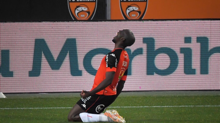 Yoane Wissa a été attaqué à son domicile et subi des blessures potentiellement graves. Yoane Wissa a été attaqué à son domicile et subi des blessures potentiellement graves.