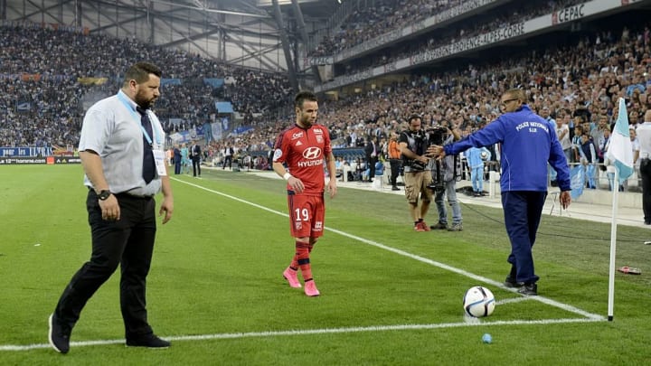 Mathieu Valbuena protégé par des vigiles lors de son retour au Vélodrome avec Lyon.