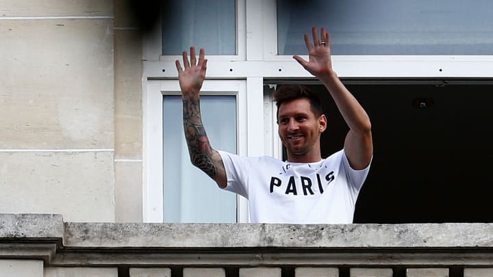Leo Messi saluta i tifosi del PSG