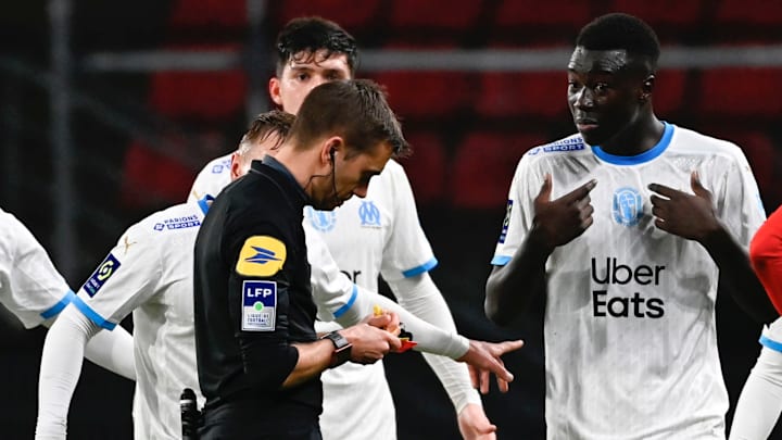 Pape Gueye a fait les frais d'une expulsion discutable ce mercredi à Rennes. Pape Gueye a fait les frais d'une expulsion discutable ce mercredi à Rennes.
