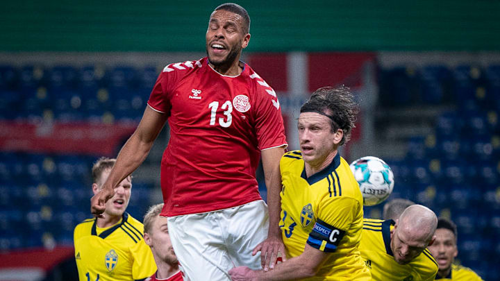 Mathias Zanka yüksek topa çıkıyor. Mathias Zanka yüksek topa çıkıyor.