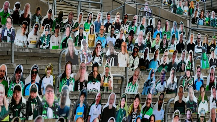 In Gladbach stehen die Fans zumindest als Pappfiguren auf den Rängen