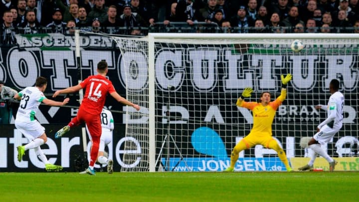 No primeiro turno, os Borussia M'Gladbach derrotou o Bayern de Munique por 2 a 1.