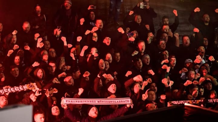 Beim Geisterspiel Gladbach gegen Köln hatten sich einige Fans vor dem Stadion versammelt