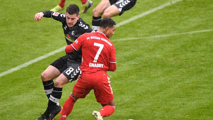 Aufatmen bei Santamaria (hier im Duell mit Serge Gnabry) Aufatmen bei Santamaria (hier im Duell mit Serge Gnabry)