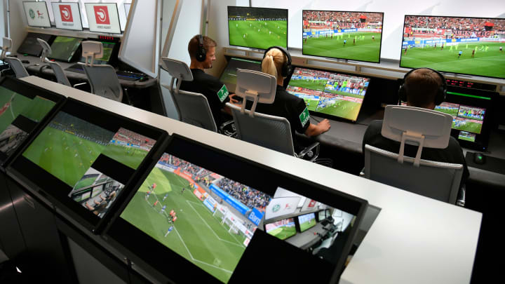 Seit 2017 gibt es bei jedem Bundesligaspiel den Video Assistant Referee (VAR) in Köln