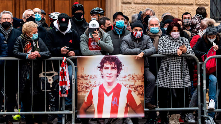 La folla assiepata al funerale di Paolo Rossi La folla assiepata al funerale di Paolo Rossi