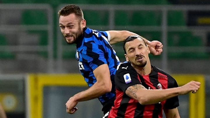 Uno scontro di gioco tra De Vrij e Ibrahimovic 