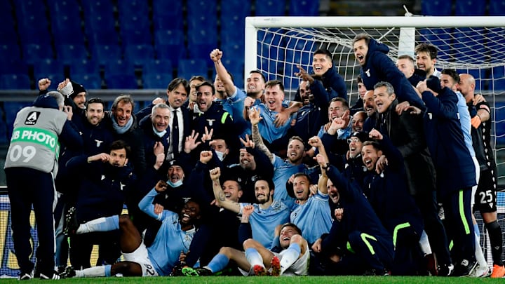 La gioia del gruppo biancoceleste dopo la netta vittoria nel derby La gioia del gruppo biancoceleste dopo la netta vittoria nel derby