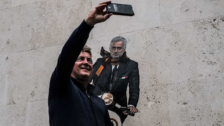 Roma taraftarı, Mourinho çizimiyle fotoğraf çektiriyor. Roma taraftarı, Mourinho çizimiyle fotoğraf çektiriyor.