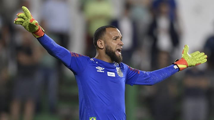 Everson cobra mais de sete milhões de reais do Santos. Everson cobra mais de sete milhões de reais do Santos.
