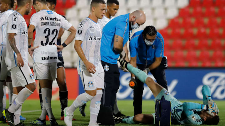 Goleiro Brenno precisou de atendimento durante jogo contra o Del Valle Goleiro Brenno precisou de atendimento durante jogo contra o Del Valle